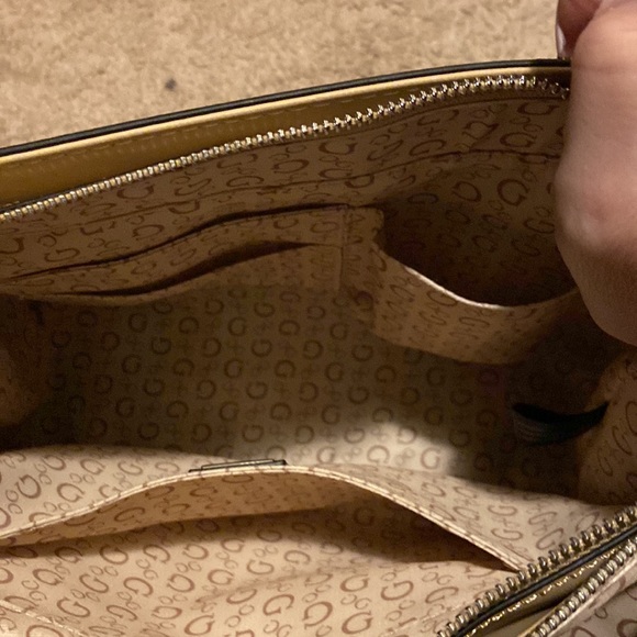 ** Guess Bag - Like Brand New ** - Picture 6 of 7